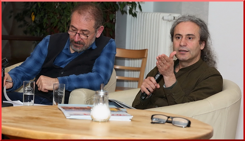 Yeşiller Partisi Berlin Parlamentosu Milletvekili Dr. Turgut Altuğ, gazeteci Mesut Hastürk’ün yönettiği açık oturumda, partisinin eyâlet hükümetinde geçirdiği 2,5 yılı ve kendi çalışmalarını anlattı.